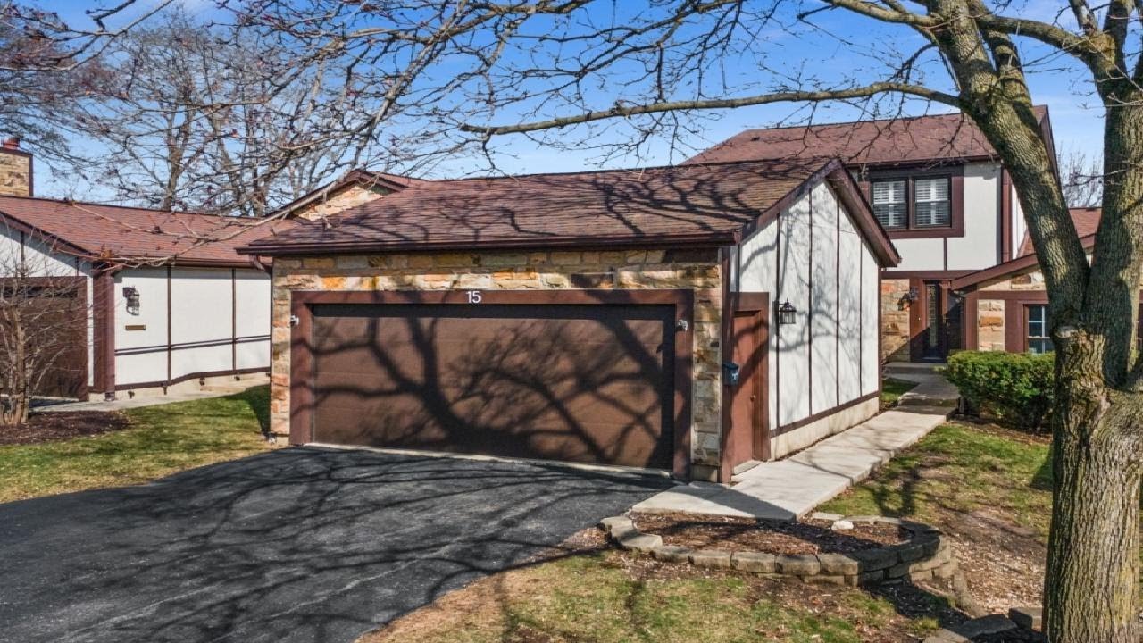 15 White Oak Cir, St Charles, IL Presented by The Kombrink Team.