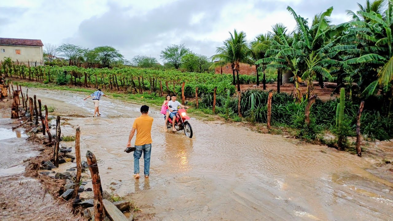 UMA FORTE CHUVA, FOI REGISTRADA HOJE NO DISTRITO DE MORORÓ BARRA DE SANTANA-PB. 