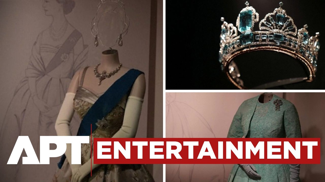 Букингемский дворец открыл выставку моды королевы Елизаветы II с редкими экспонатами | APT