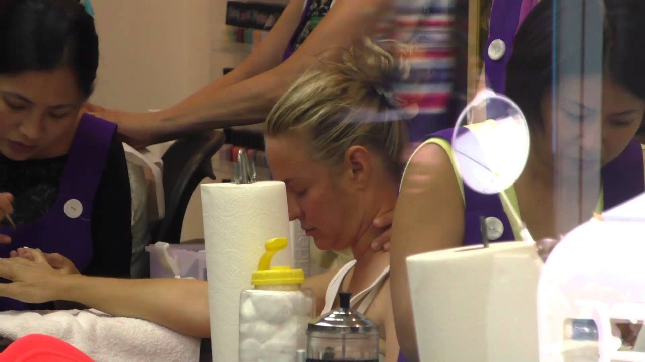 Sharon Case gets her nails done on Bedford in Beverly Hills
