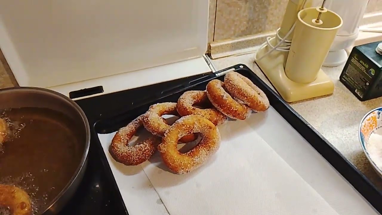 Έτοιμη η λουκουμάδες της μάνας μου