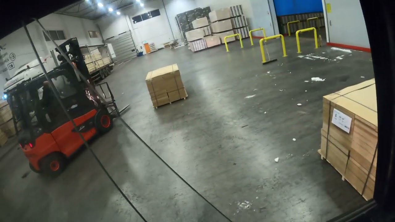5-ton forklift POV! Unloading rough floor boards (trossbotten)