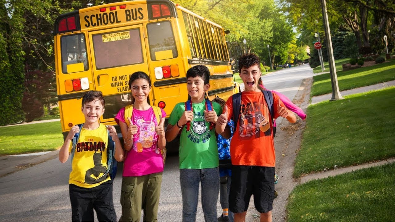 Jason insegna le regole di sicurezza sull'autobus scolastico🚌 Impariamo le regole con gli amici