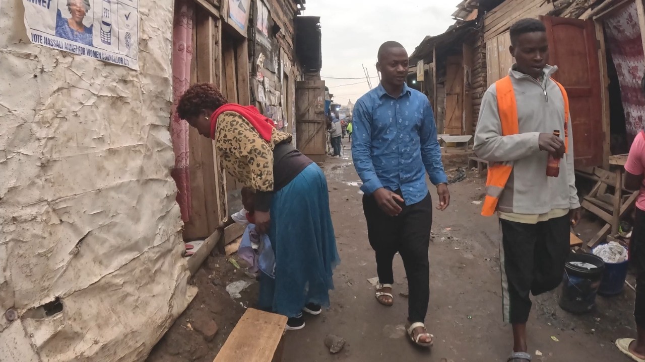 Холодная утренняя прогулка в скромном местном сообществе в Африке 🌍🇺🇬Уганда