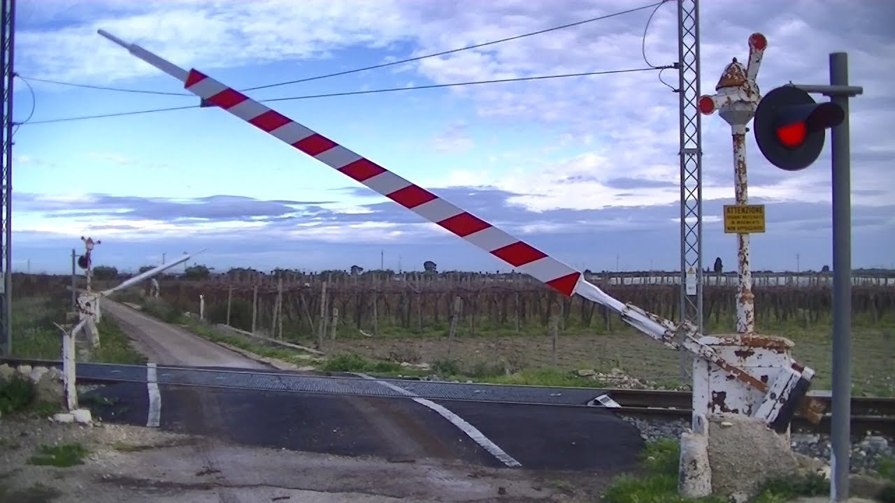 Spoorwegovergang Adelfia (I) // Railroad crossing // Passaggio a livello