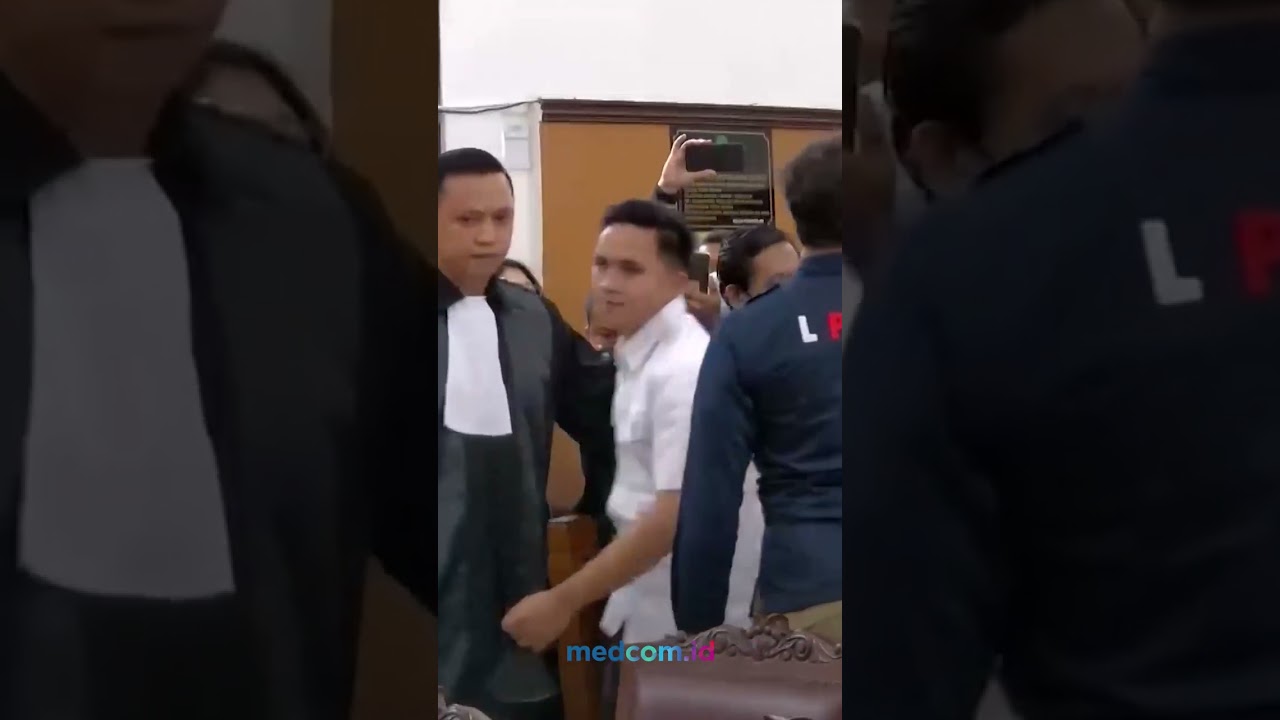 PELUK SANG ANAK, ORANGTUA RICHARD ELIEZER HADIRI PERSIDANGAN