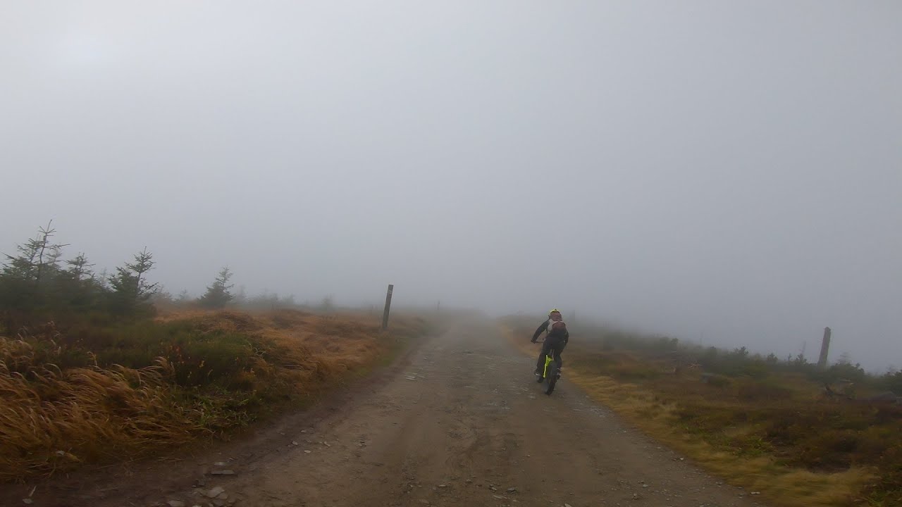 Zagubieni we mgle - jesienne MTB w Beskidach