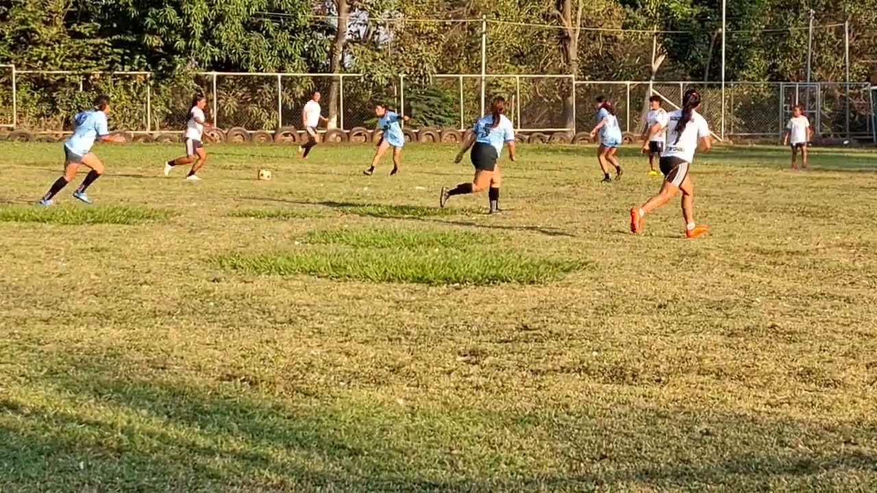 En este segundo tiempo Dayana le manda saludos a su amor platonico y de paso a la porteria se quedo