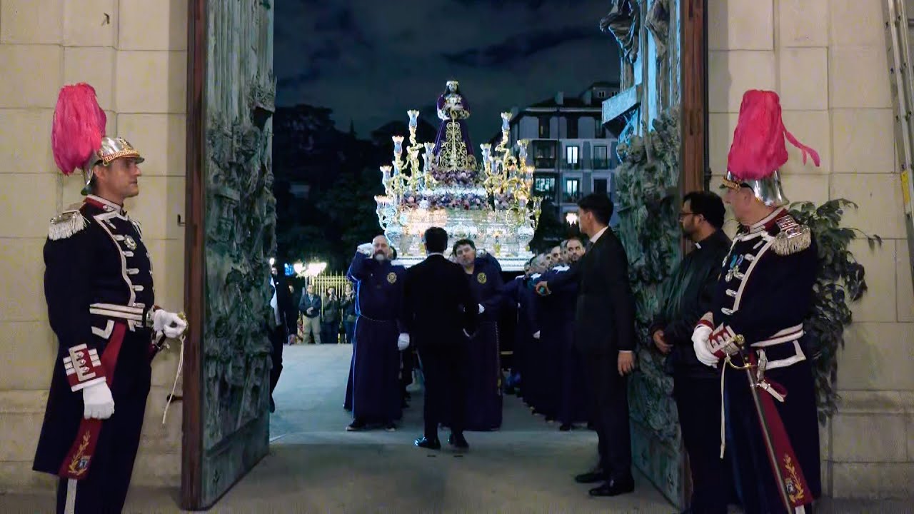 Jesús 'El Pobre' entra en la Catedral de la Almudena por primera vez en la historia