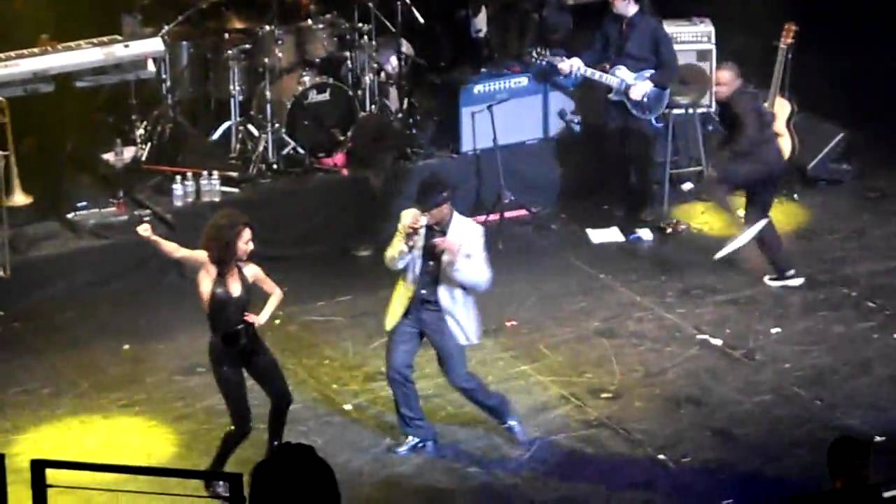 Ne-yo - Closer (Live at Nokia Theater December 30, 2009)