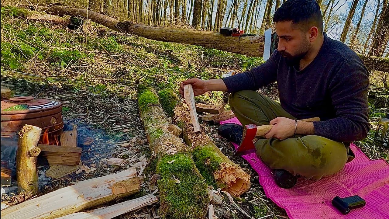 Alone in the forest : I made a wooden spoon and cooked meat in a clay pot