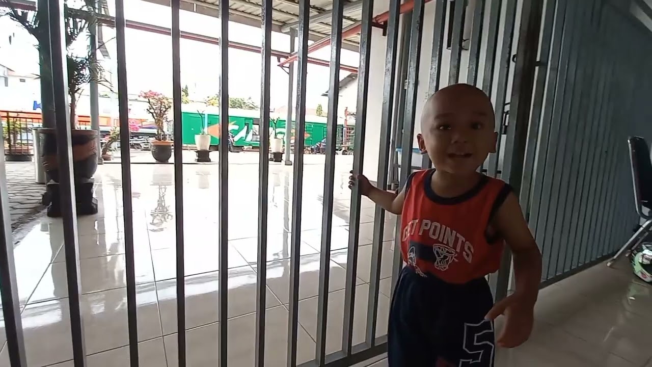 AFIS KEJAR KERETA MASUK STASIUN