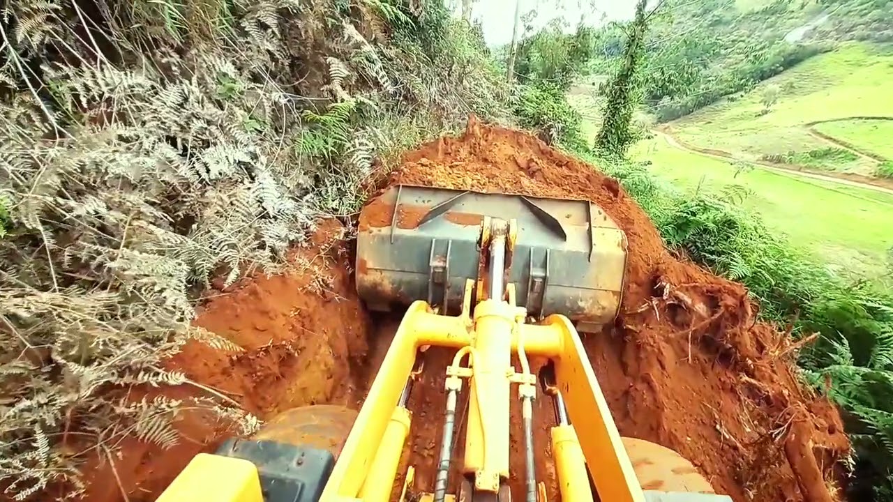 Fazendo estrada na ribanceira