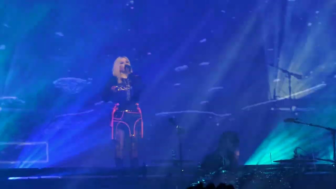 Avril Lavigne - Head Above Water (O2 Apollo Manchester)