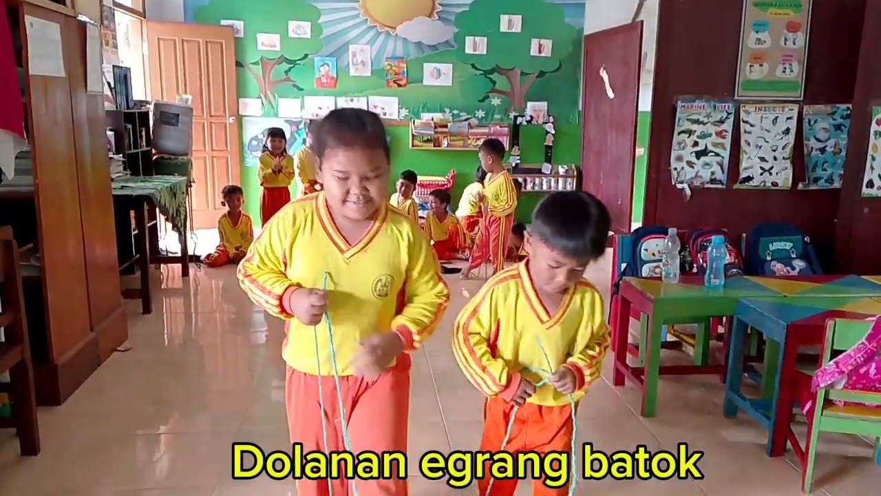 Ayo dolanan egrang batok bersama TK DW jambepawon 