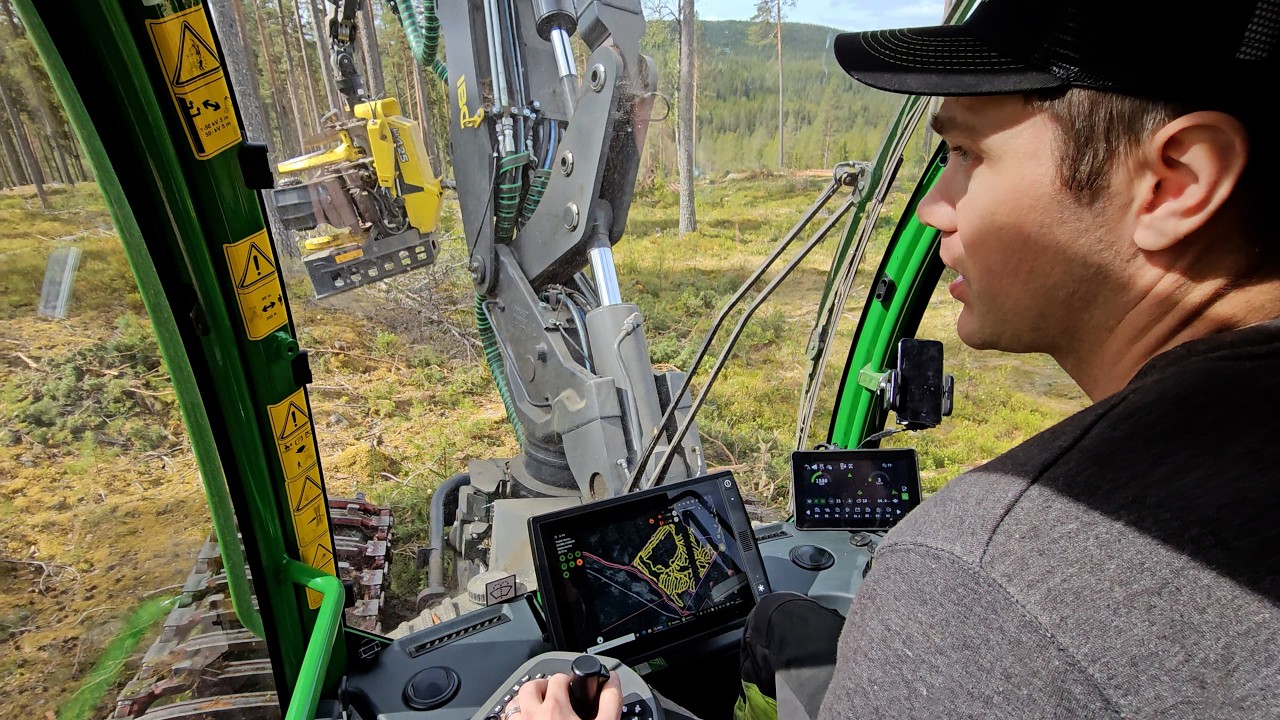 Första John Deere 1470 H skördaren i Sverige – följ med in i hytten!