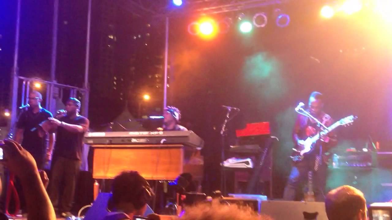 D'angelo live (ohio players - our love has died cover) Afro Punk Festival 2014