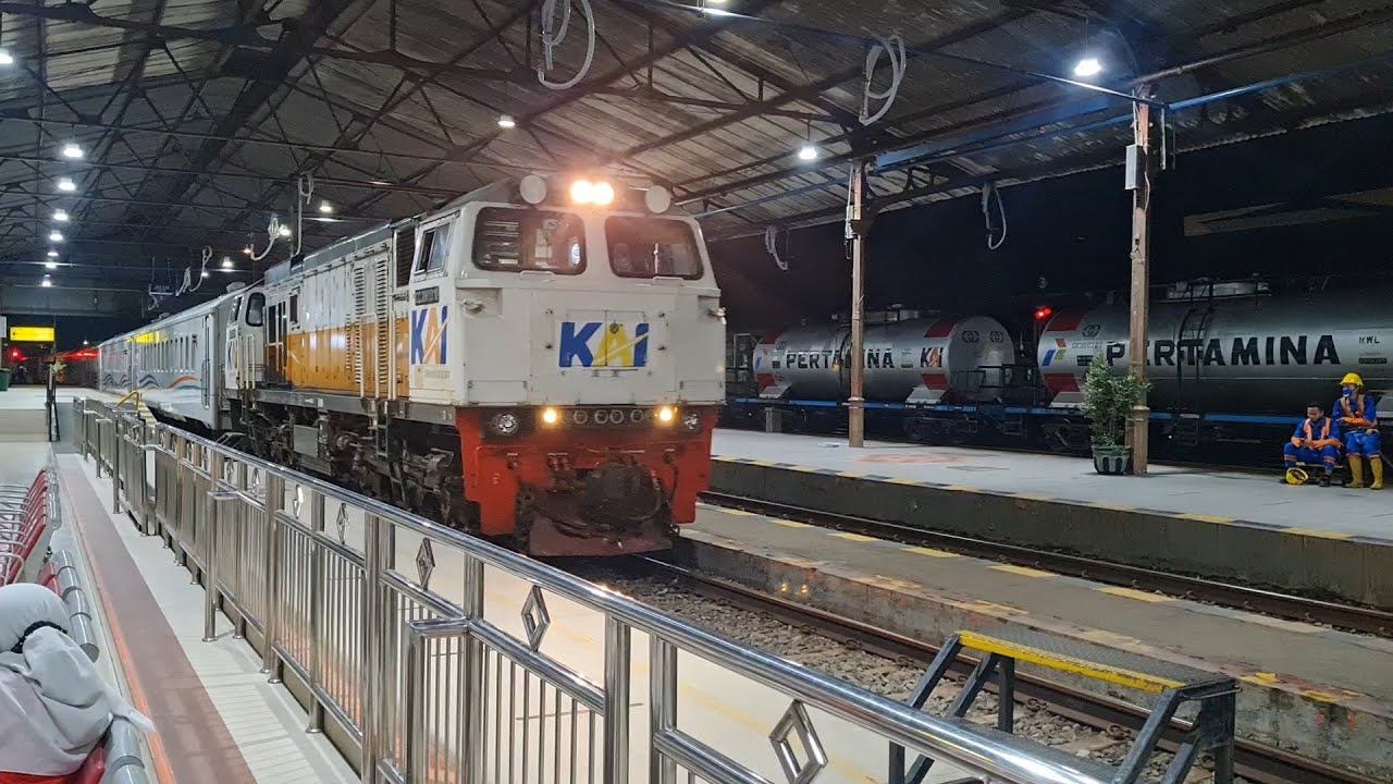 MEREKAM DAN NAIK KERETA MALAM DI MADIUN