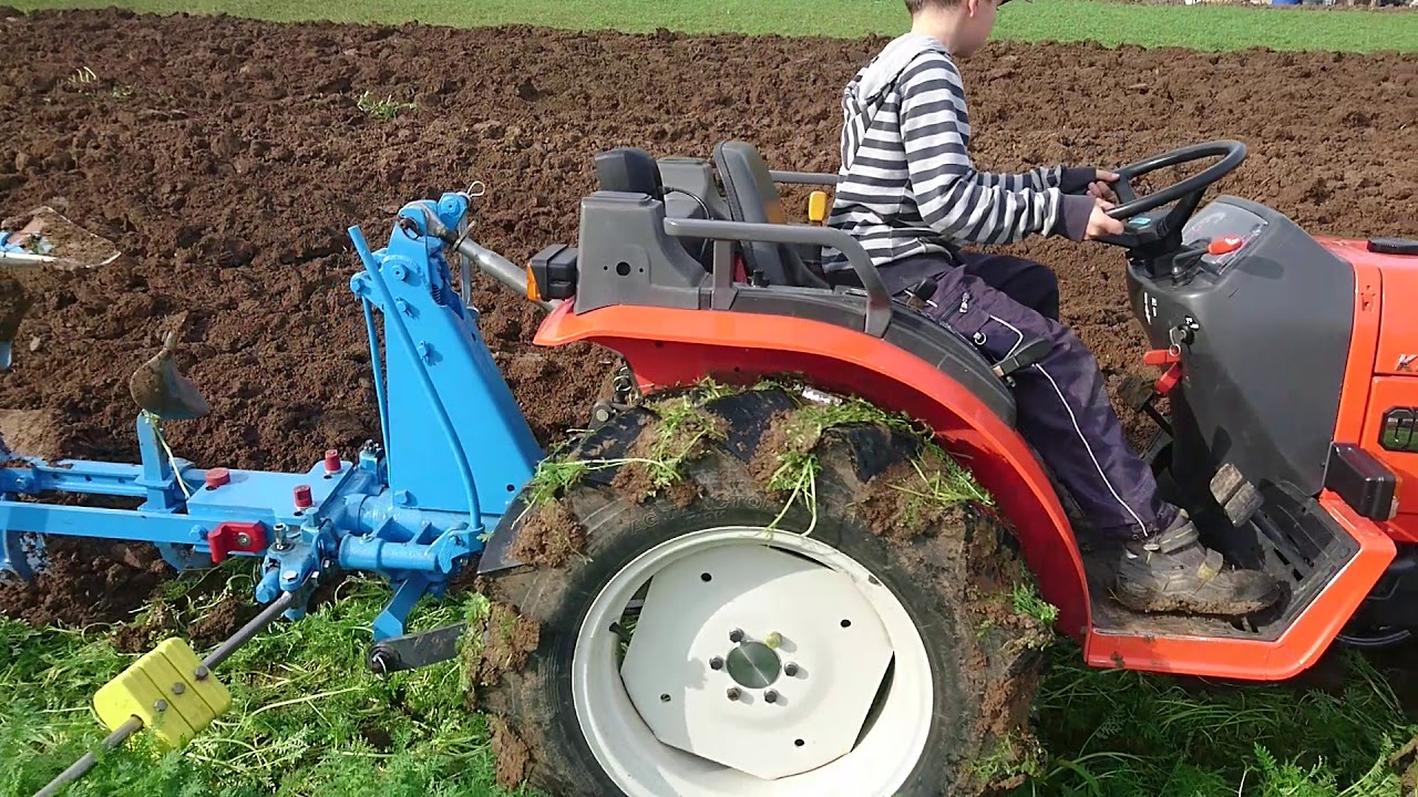 Kubota GB 200 ploughing with HUARD part.3