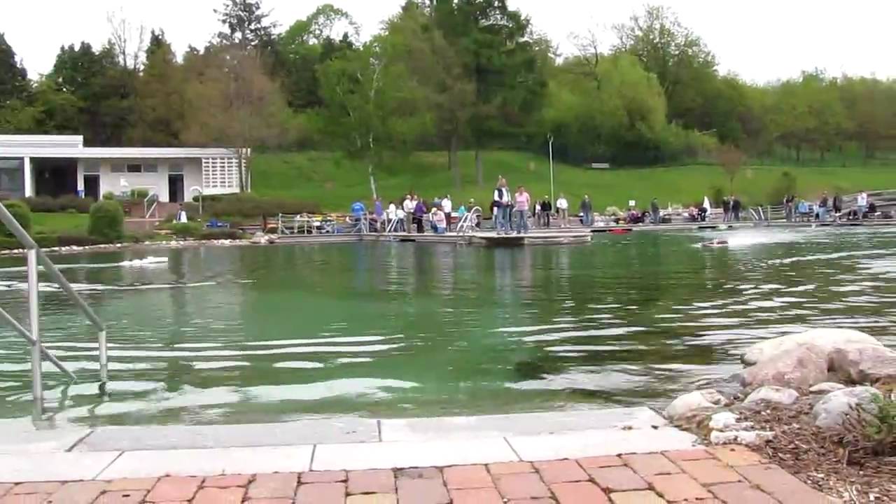 Modelschiffvorfuehrung Schoellkrippen im Naturschwimmbad 2. Mai 2010