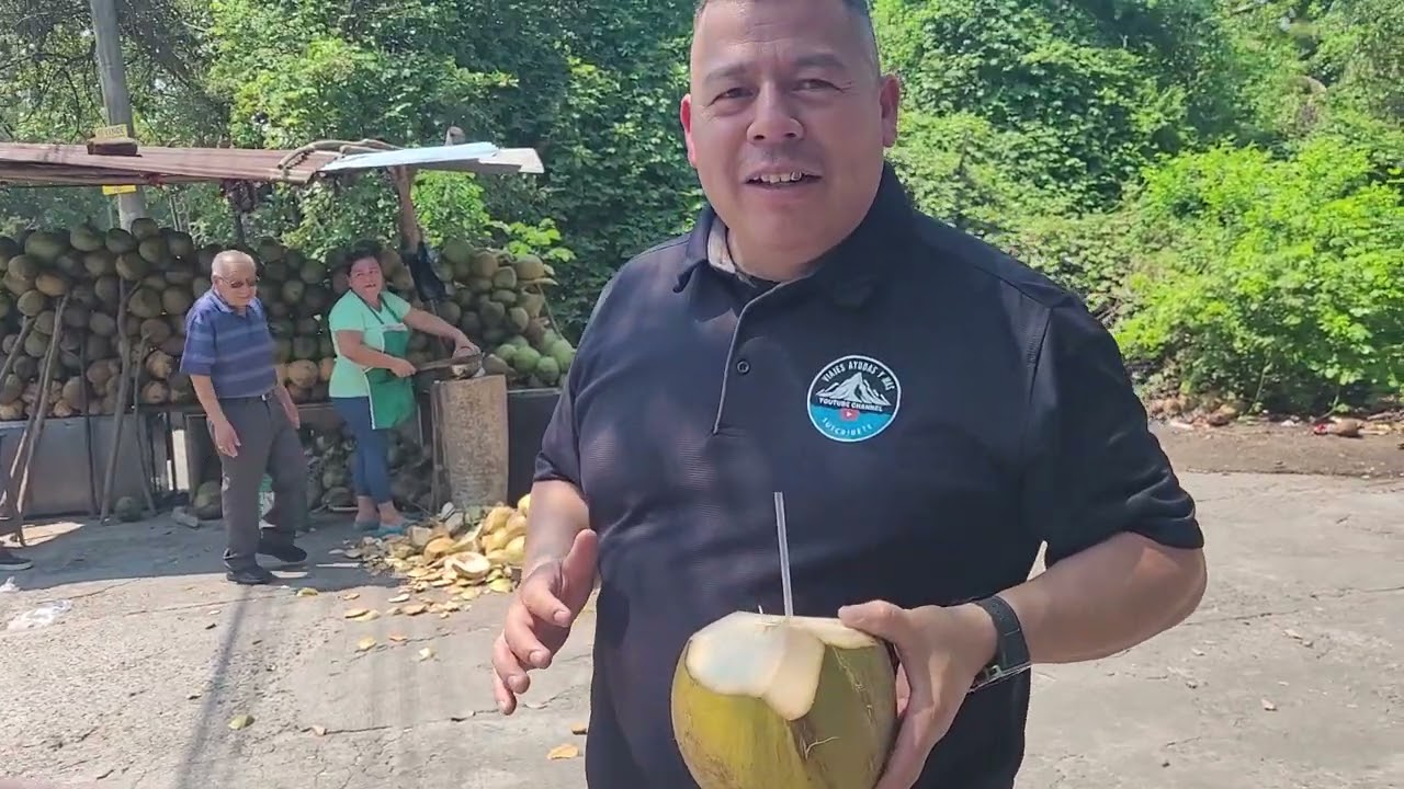 Comiendo cocos saliendo del aeropuerto de El Salvador 