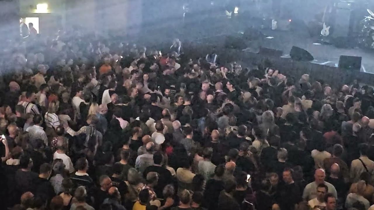 MORRISSEY live at TROXY - Full ending - including SPEEDWAY and fight for his shirt