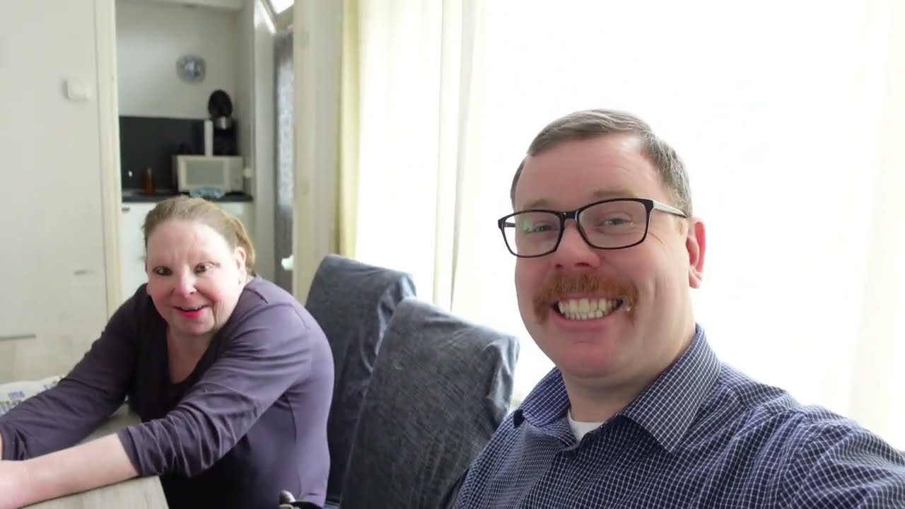 Linda heeft even wat te zeggen over gefilmd worden tijdens het eten