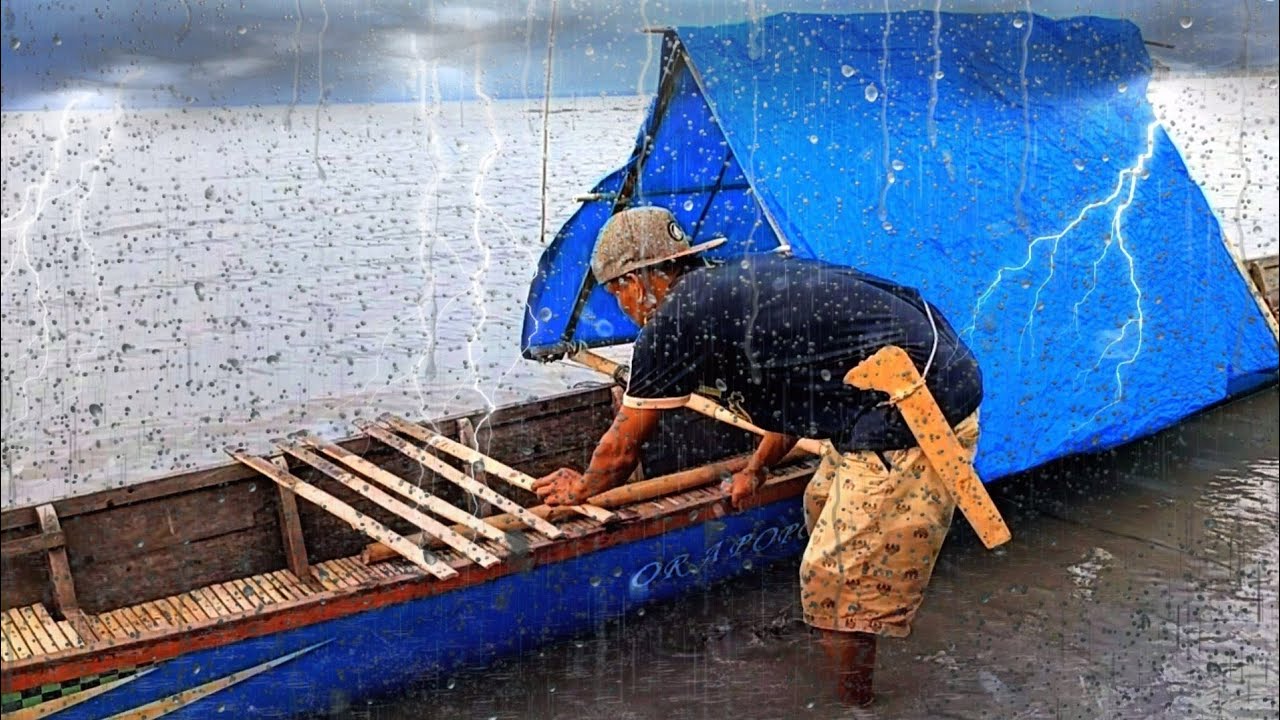 CAMPING HUJAN PETIR DI DANAU TIDUR NYENYAK DALAM PERAHU
