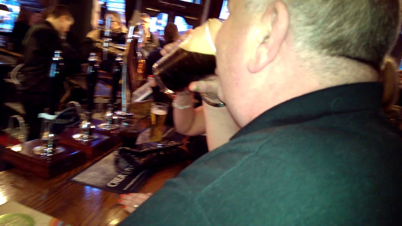 Guinness speed drinking (man vs woman)