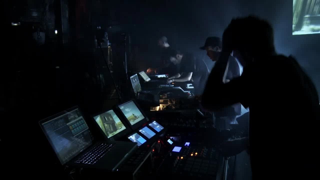 Chinese Man Ft. Taiwan MC & Youthstar - In My Room (Live &agrave; La Cigale)