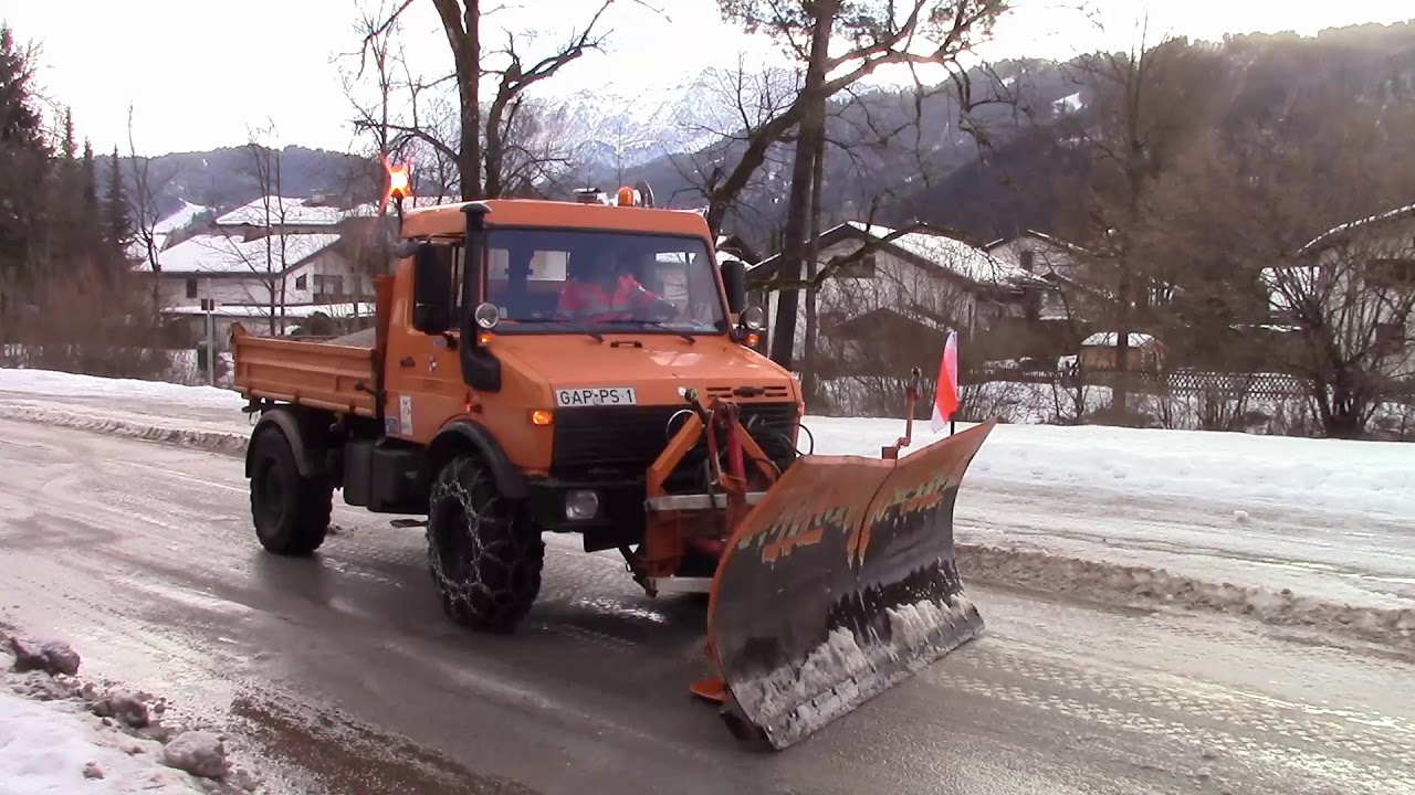 Unimog u1400 und Unimog u1450 im Winterdienst.
