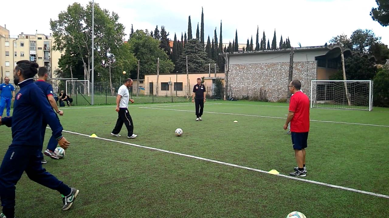 AGGIORNAMENTO UEFA B video 1 riscaldamento in cerchio con palla 14-5-16