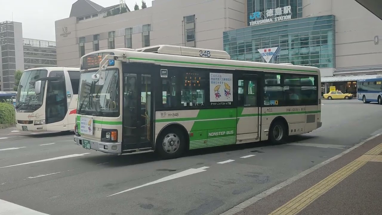 徳島駅前停留所を一斉に発車する5台の徳島バス達。