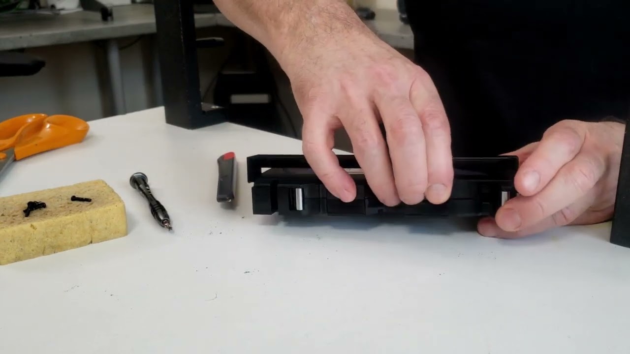 Comment réparer une bande VHS cassée