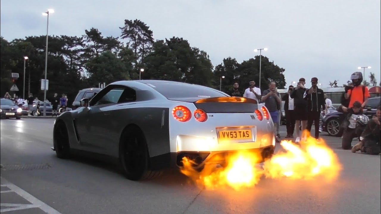 Supercars and modified cars causing chaos in Manchester!! (Modified scene UK meet + Alderley Edge)