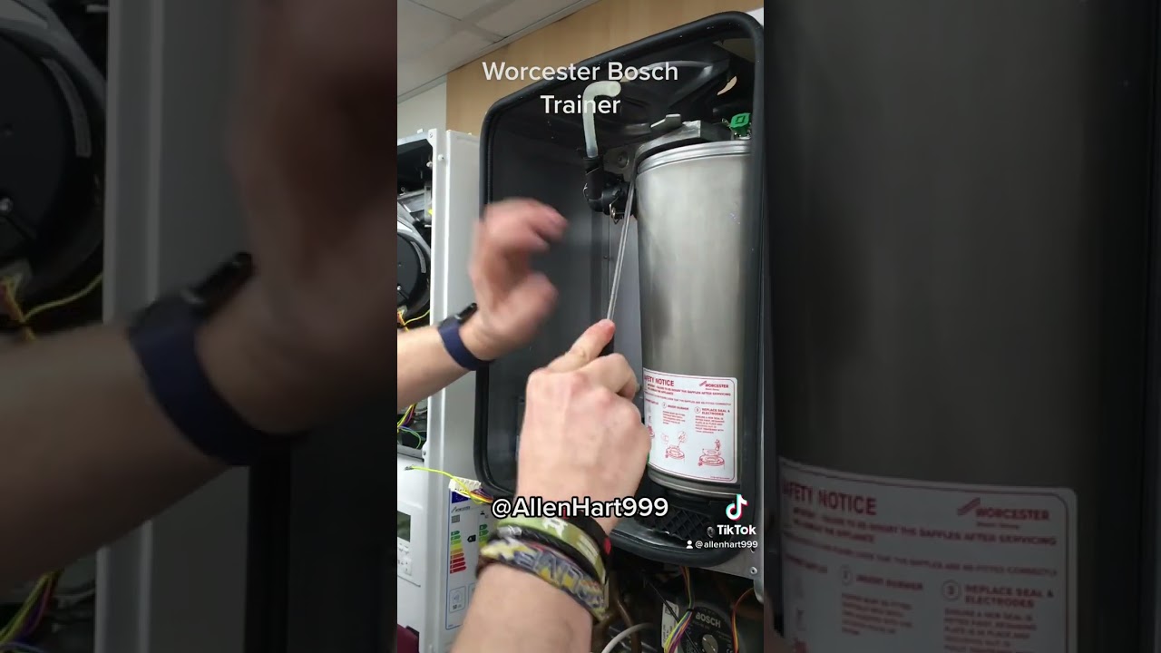 Как заменить теплообменник Worcester Bosch? Что такое Bosch Trainer? #FastTrackPlumber #Gas ￼