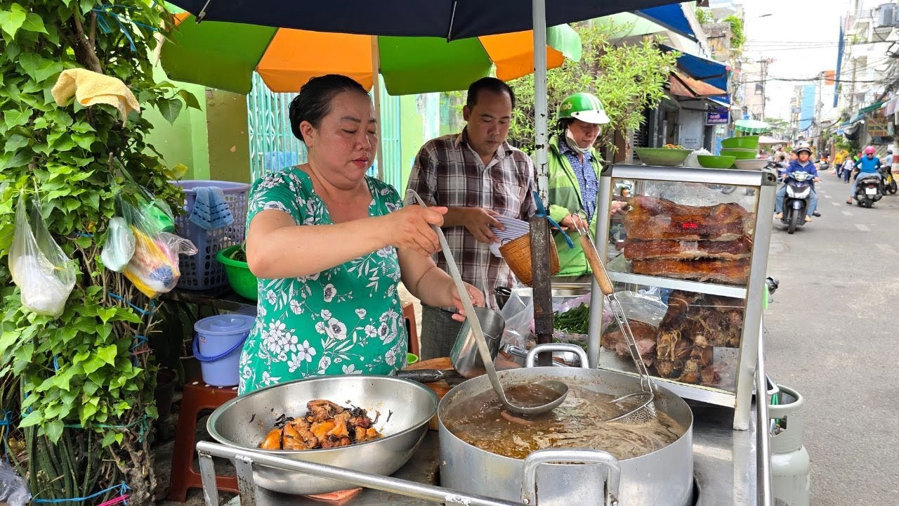 Xe mì vịt tiềm chị Chép Sài Gòn bận rộn tiếp khách, tay chặt liên tục mệt nghỉ