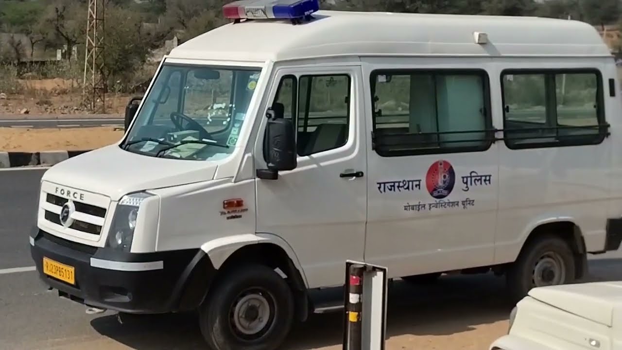 दिवार तोड़ चोरी की जांच मे मोबाइल इन्वेस्टिगेशन यूनिट रामगढ़ पहुंची चोरी से पहले सीसीटीवी कनेक्शन काटे