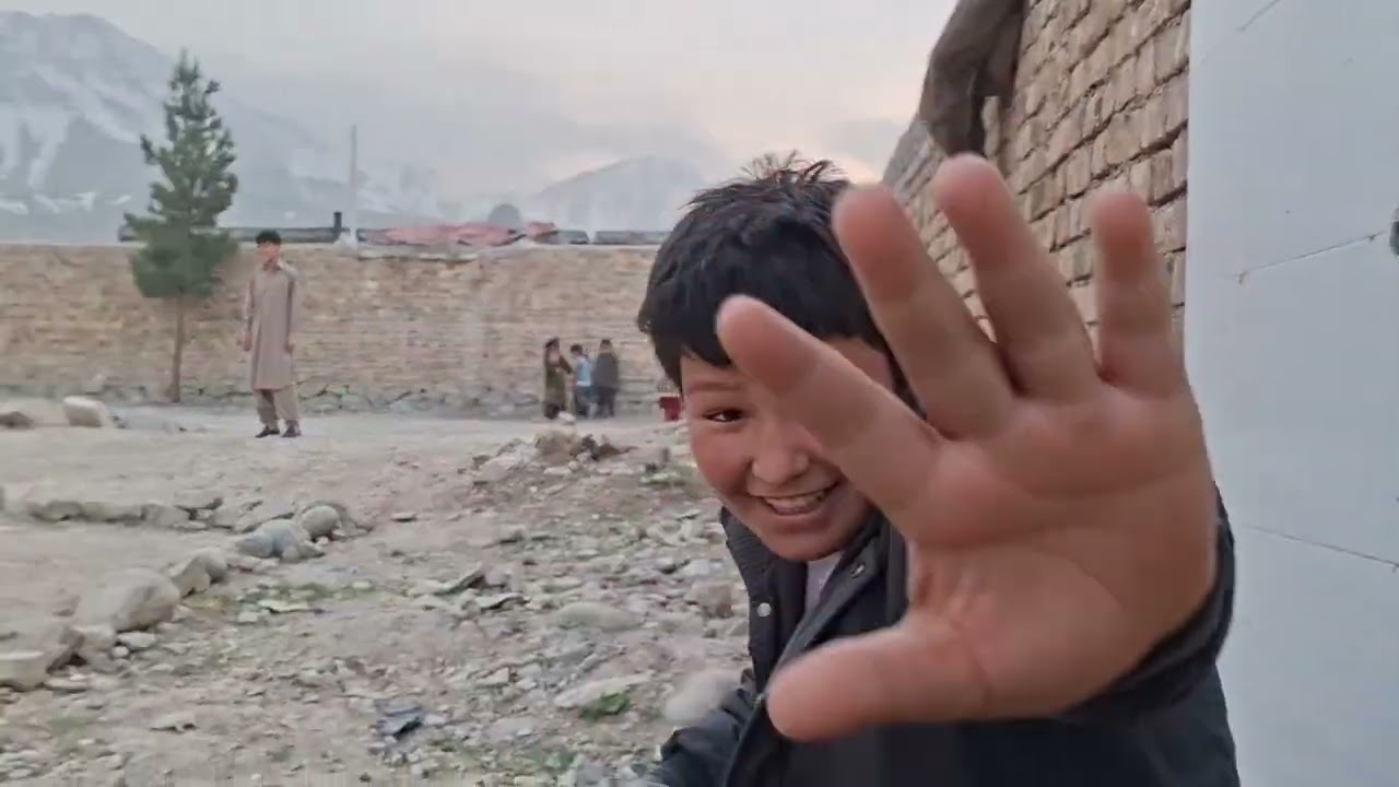 فوتبال اطفال در افغانستان خاکی با بهترین تکنیک و با هزاران امید که روزی مثل رونالدو بشود