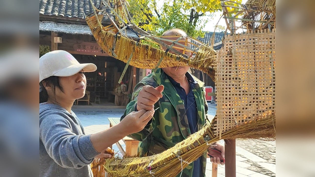 桂林编制草龙祈福的习俗历史悠久，现场采访草编师傅