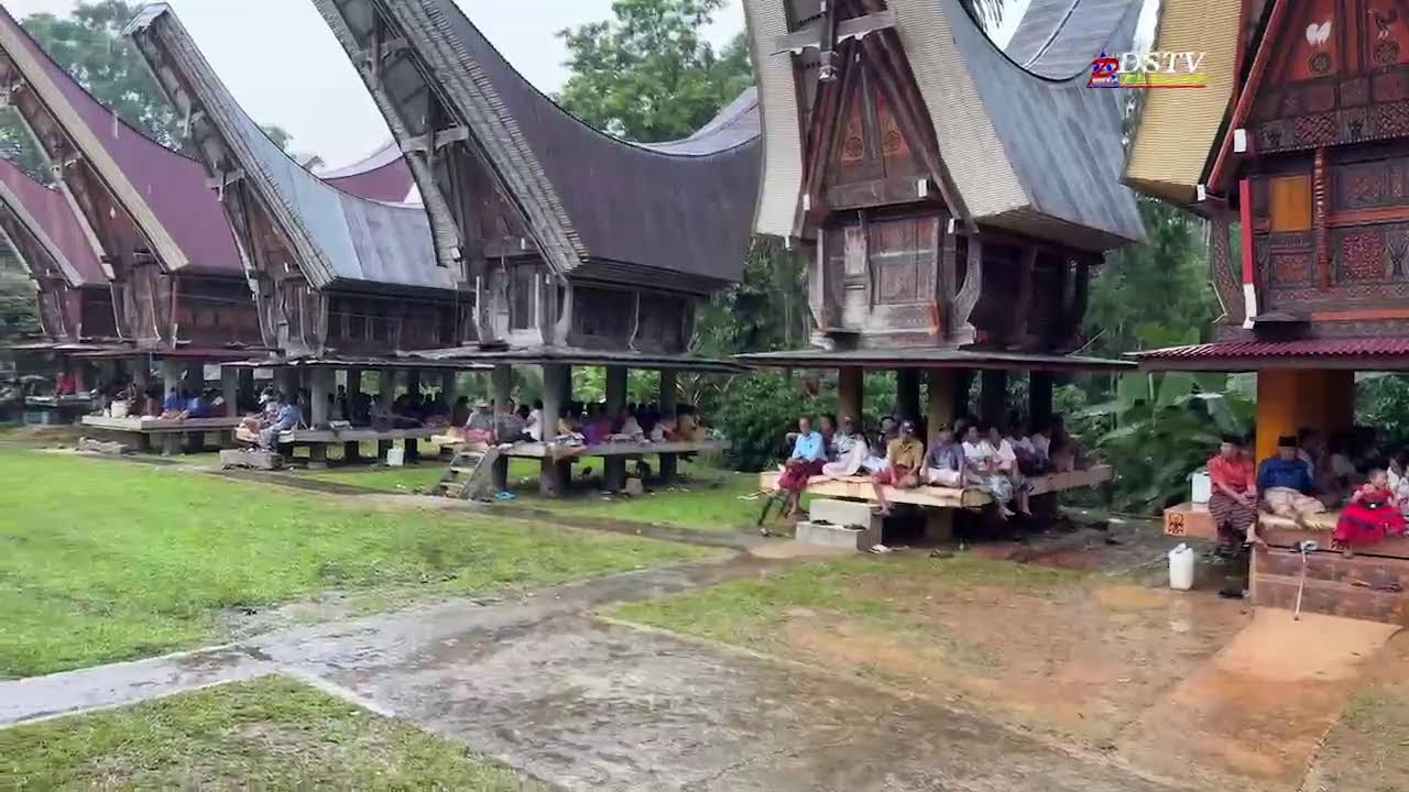 Laran adat Toraja Widyaningsih Bungin Sura' dengan Hendra Ruslim di Tongkonan Solo' Sangalla'