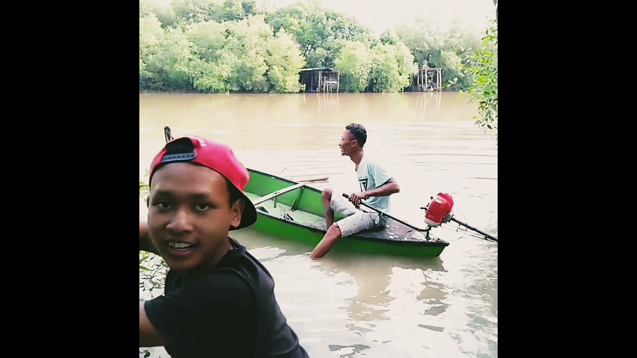 tes perahu bermesin  potong rumput di kali lamong #potongrumput  #perahu