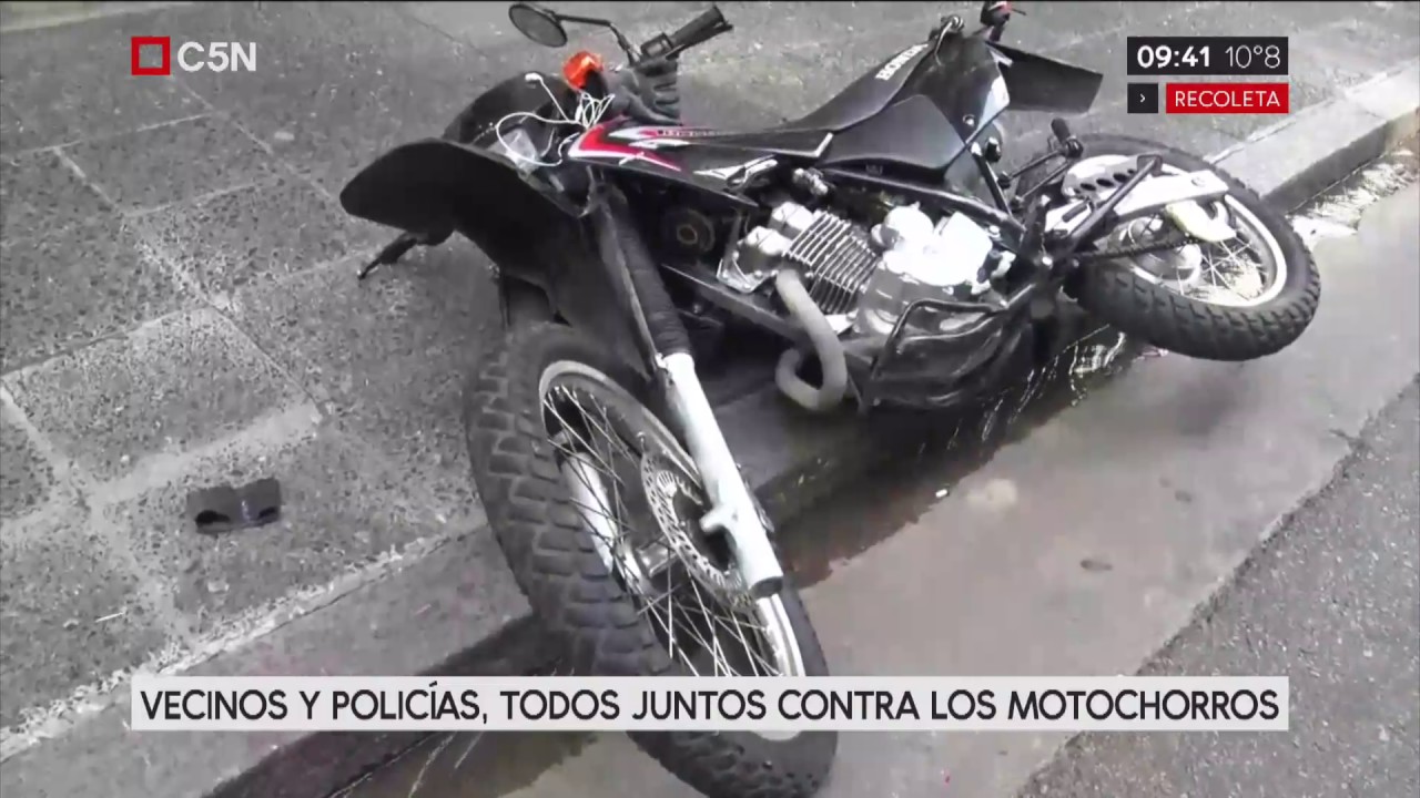 Vecinos y policías detuvieron a motochorros en Recoleta