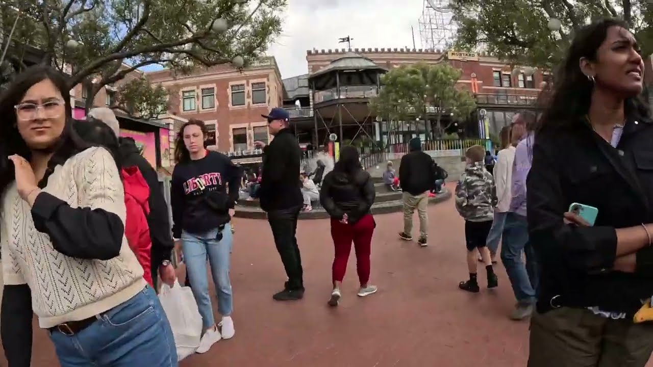 thousands of tourists in San Francisco’s fisherman‘s Wharf July 4 (IRL) walk and chat