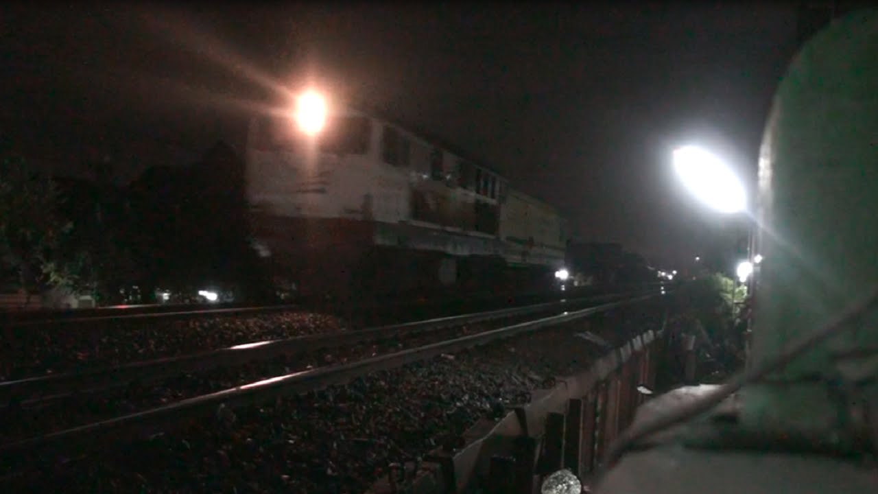 Lokomotif BB 304 23 R + Gerbong GT 308502 Persiapan Masuk Surabaya Gubeng