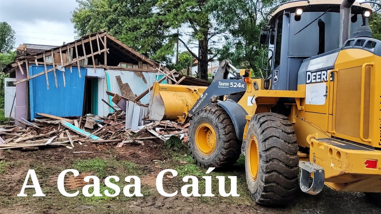 Demolindo Casa com Pá Carregadeira
