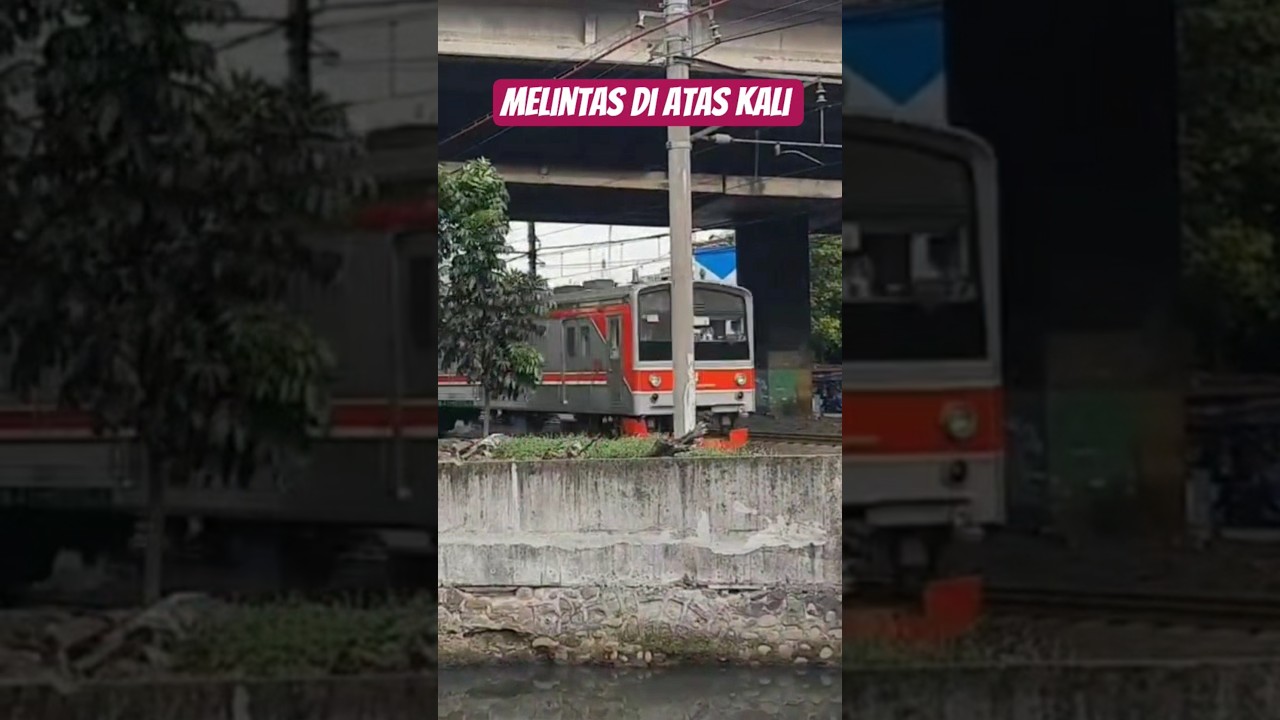 Commuterline melintas di atas kali 