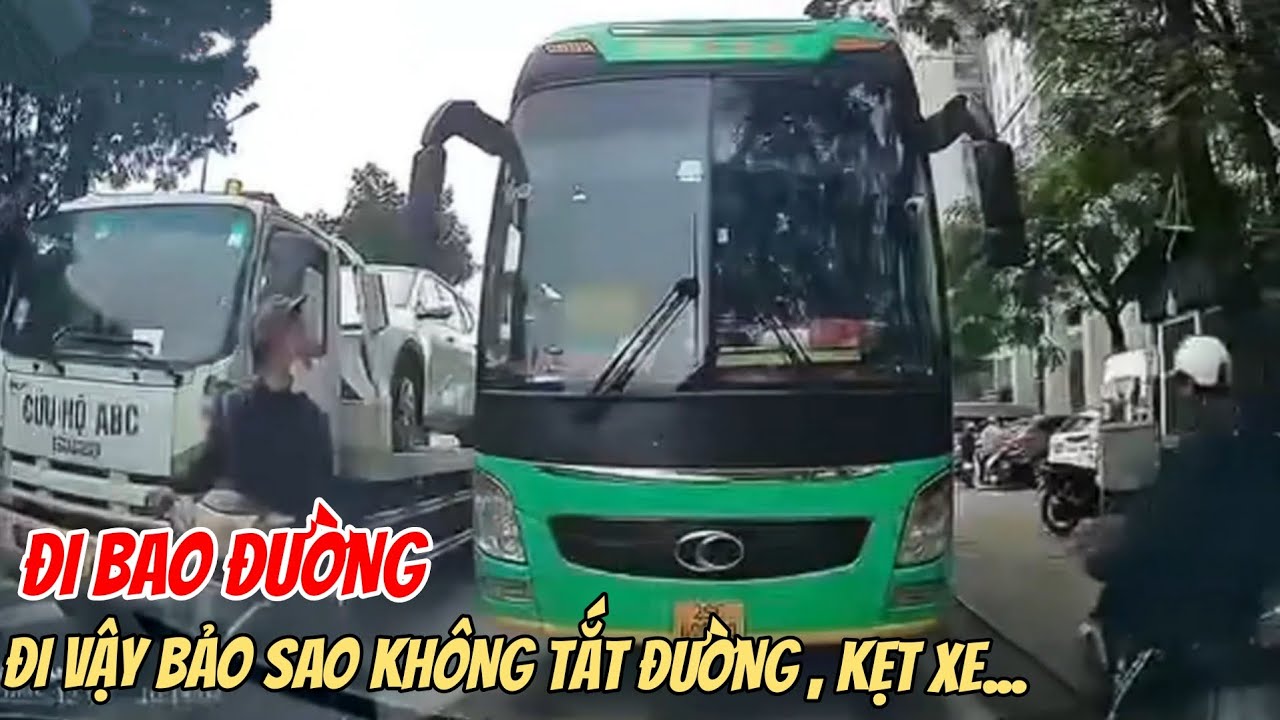 Đi vậy bảo sao kh&ocirc;ng tắt đường kẹt xe , bao hết cả đường rồi.
