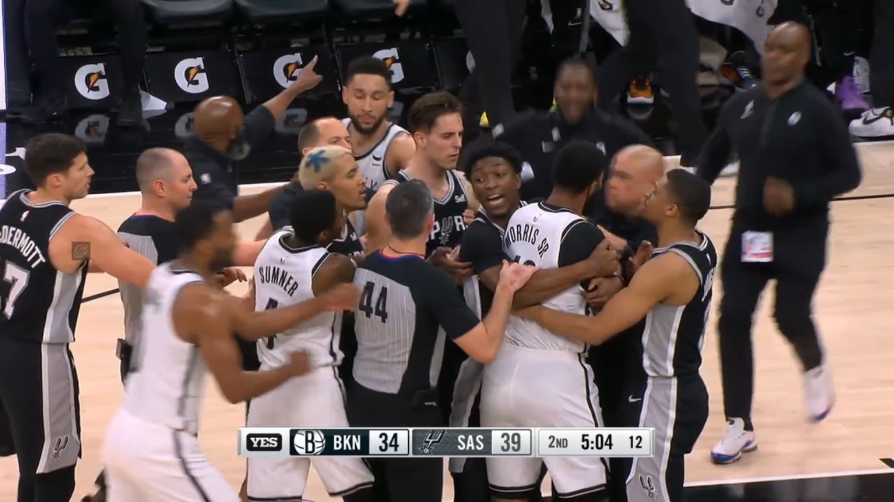 Markieff Morris tries to fight Jeremy Sochan after they got tangled up 😳