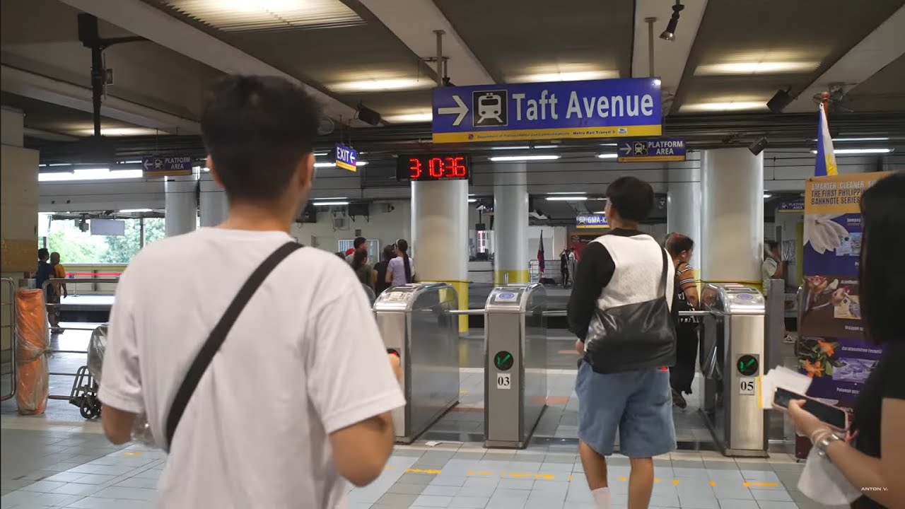 Philippines, Metro Manila, MRT ride from GMA-Kamuning to Ortigas